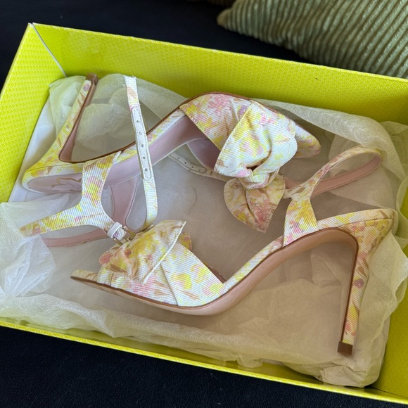 Ted Baker Cream and Yellow Heels with Bow Detail - Picture 2 of 7